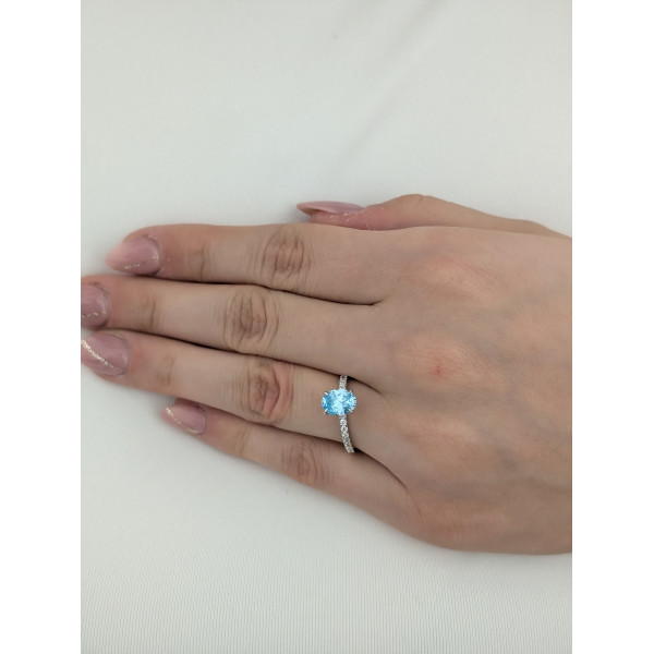 Stříbrný prsten s oválným světle modrým zirkonem a čirými zirkony po stranách Stříbrný prsten s oválným světle modrým zirkonem a čirými zirkony po stranách