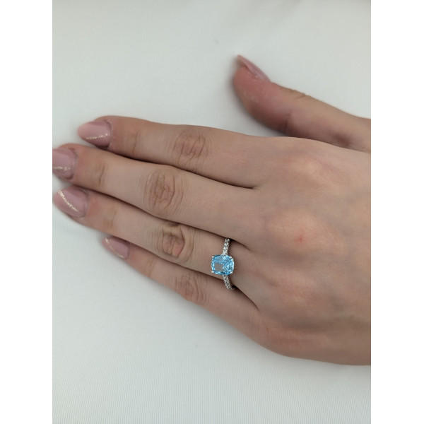Stříbrný prsten se světle modrým zirkonem cushion cut a čirými zirkony po stranách