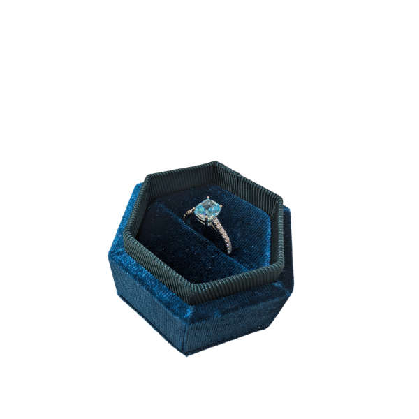 Stříbrný prsten se světle modrým zirkonem cushion cut a čirými zirkony po stranách