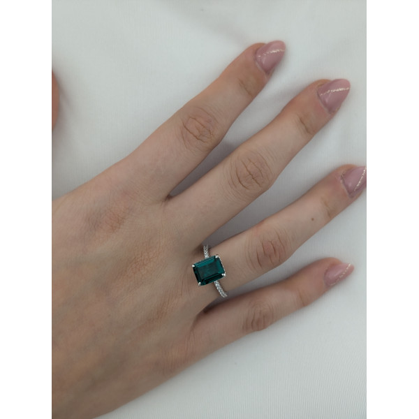 Stříbrný prsten se syntetickým smaragdem a čirými zirkony do půlky prstenu