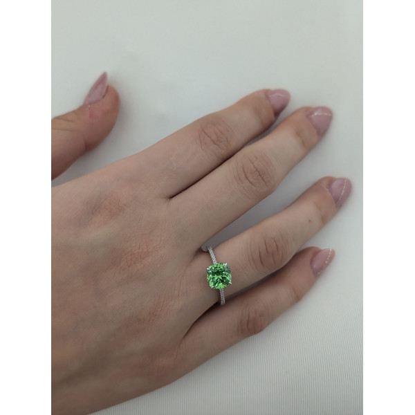 Stříbrný prsten se zeleným čtvercovým zirkonem a čirými zirkony po stranách