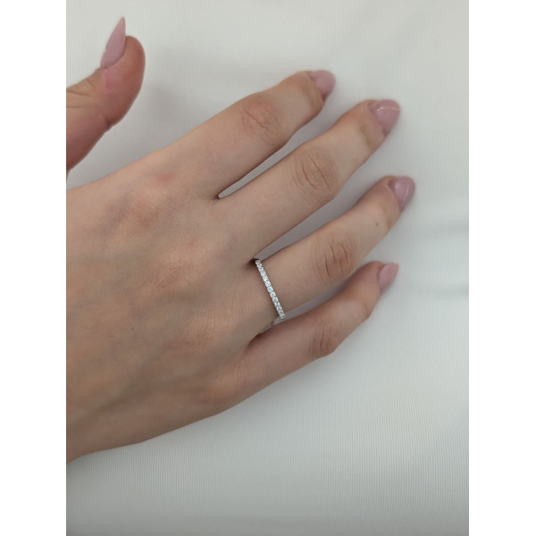 Jemný stříbrný prsten s kamínky po celém obvodu Jemný stříbrný prsten s kamínky po celém obvodu