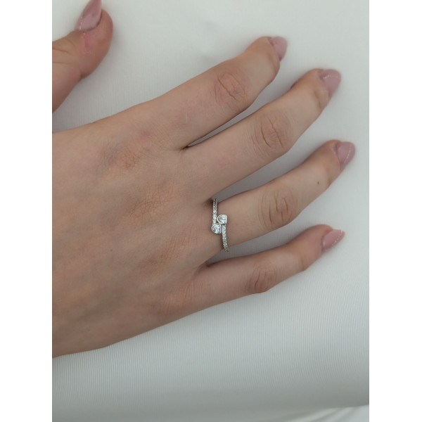 Stříbrný prsten – dvě srdce zdobená čirými zirkony