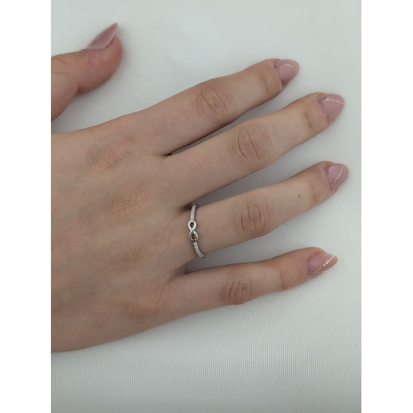 Stříbrný prsten – jemný symbol nekonečna se zirkony po obvodu