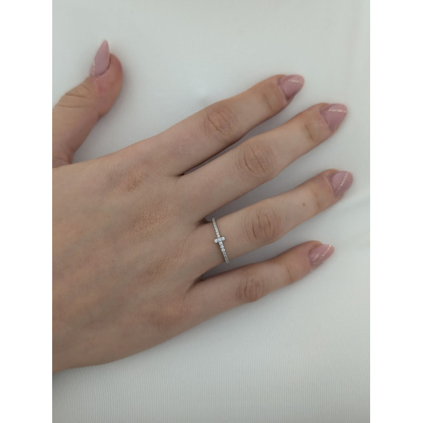 Stříbrný prsten s motivem křížku a zirkony po obvodu Stříbrný prsten s motivem křížku a zirkony po obvodu