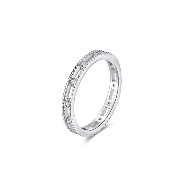 Stříbrný prsten s dvěma otevřenými liniemi zdobený zirkony po obvodu