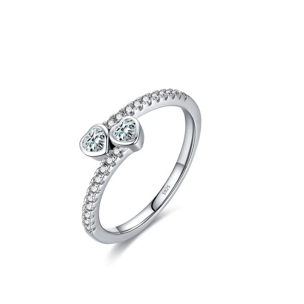 Stříbrný prsten – dvě srdce zdobená čirými zirkony