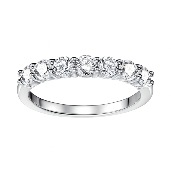 Stříbrný prsten zdobený 7 zirkony v řadě