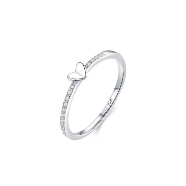 Stříbrný prsten ve tvaru srdce – jemný design se zirkony po obvodu