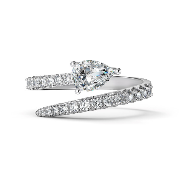 Stříbrný zatočený prsten zdobený jemnými zirkony a zirkonem kapkového brusu