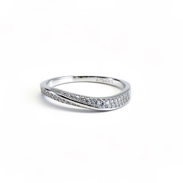 Jemný stříbrný prsten s motivem vlnky zdobený zirkony