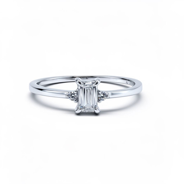 Jemný stříbrný prsten s zirkonem v brusu Emerald Cut a dvěma postranními kamínky