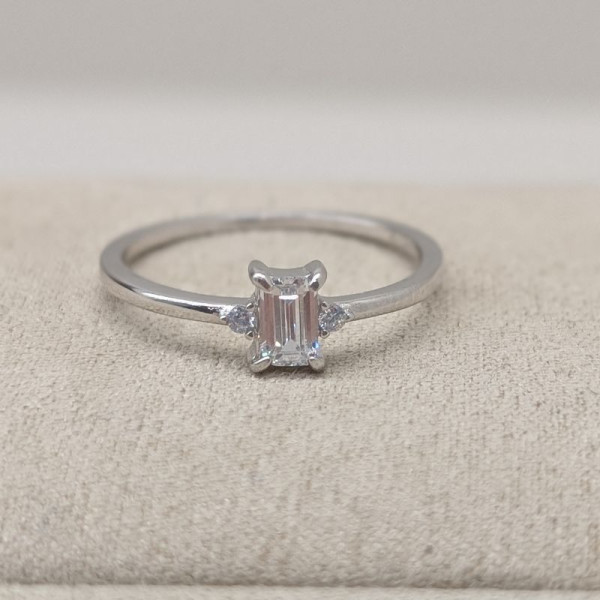 Jemný stříbrný prsten s zirkonem v brusu Emerald Cut a dvěma postranními kamínky