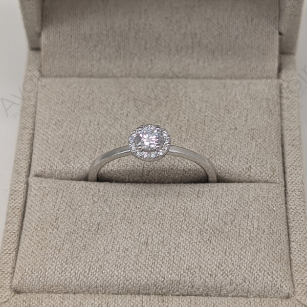Zásnubní prsten Halo z bílého zlata s laboratorními diamanty (centrální 0,25 ct)