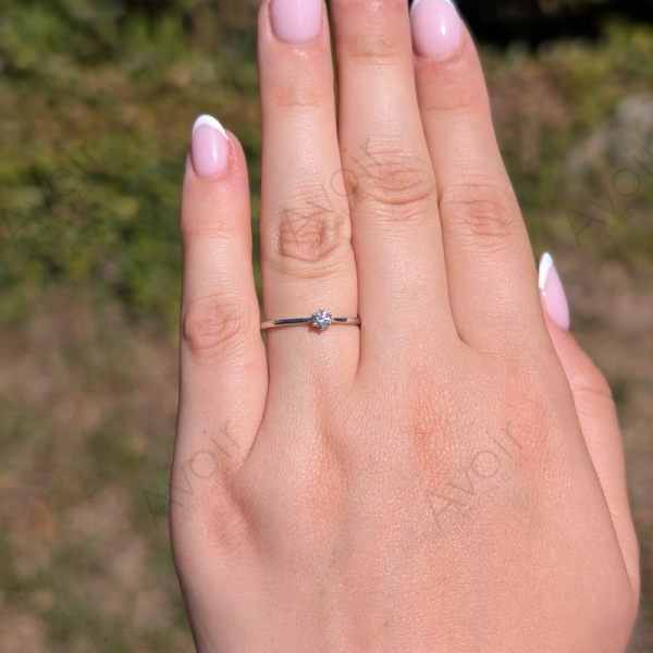 Zásnubní prsten solitér z bílého zlata s laboratorním diamantem 0,15 ct – Kolekce Imperial
