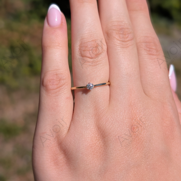 Zásnubní prsten solitér ze žlutého zlata s přírodním diamantem 0,10 ct – Kolekce Imperial