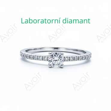 Zásnubní prsten z bílého zlata s 4mm laboratorním diamantem a bočním osazením