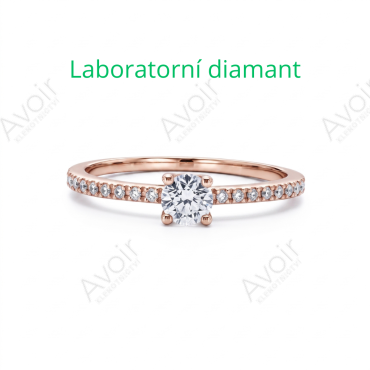 Zásnubní prsten z růžového zlata s 4mm laboratorním diamantem a bočním osazením