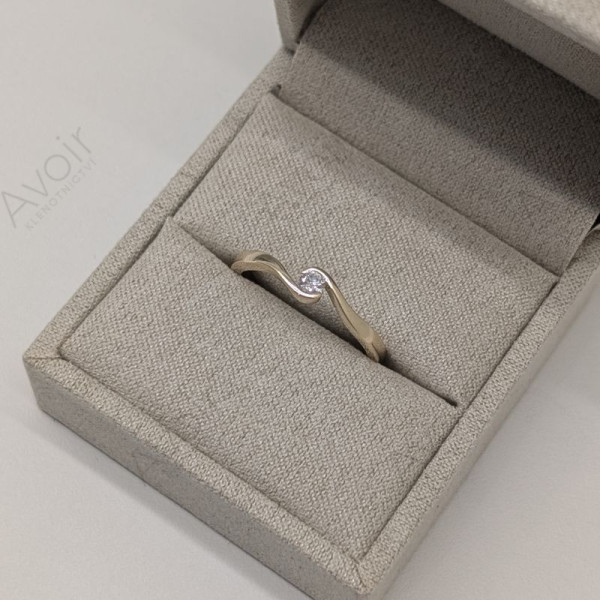 Zásnubní prsten ze žlutého zlata s laboratorním diamantem 0,10 ct – Kolekce Rift Zásnubní prsten ze žlutého zlata s laboratorním diamantem 0,10 ct – Kolekce Rift