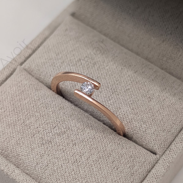 Zásnubní prsten z růžového zlata s přírodním diamantem 0,10 ct – Otevřený design dvou linií