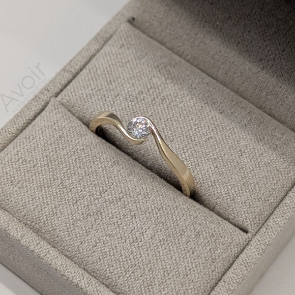 Zásnubní prsten ze žlutého zlata s laboratorním diamantem 0,20 ct – Kolekce Rift