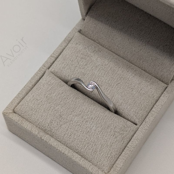 Zásnubní prsten z bílého zlata s přírodním diamantem 0,10 ct – Kolekce Rift Zásnubní prsten z bílého zlata s přírodním diamantem 0,10 ct – Kolekce Rift