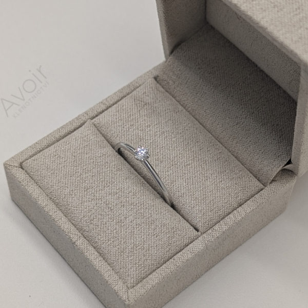 Zásnubní prsten solitér z bílého zlata s laboratorním diamantem 0,12 ct – Kolekce Stellar