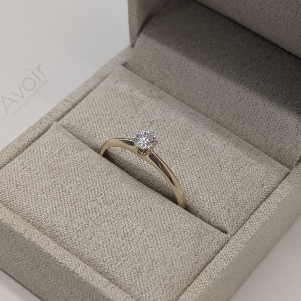 Zásnubní prsten solitér ze žlutého zlata s laboratorním diamantem 0,20 ct – Kolekce Stellar Zásnubní prsten solitér ze žlutého zlata s laboratorním diamantem 0,20 ct – Kolekce Stellar