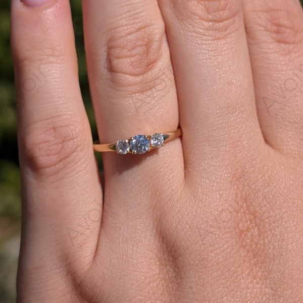 Prsten ze žlutého zlata se třemi přírodními diamanty