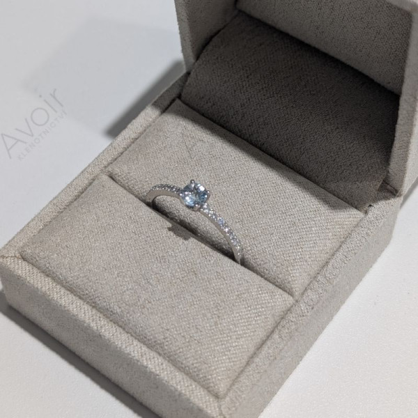 Prsten z bílého zlata s přírodním akvamarínem a 16 lab-grown diamanty