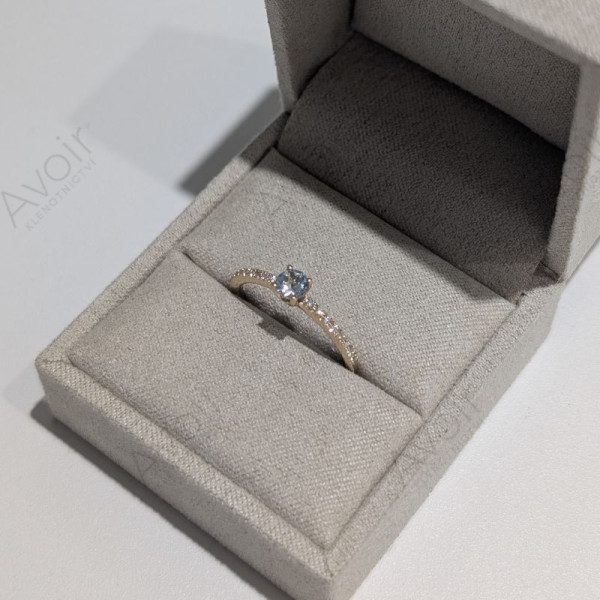 Prsten ze žlutého zlata s přírodním akvamarínem a 16 lab-grown diamanty