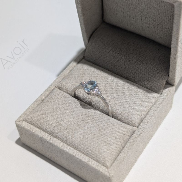 Luxusní prsten z bílého zlata s oválným akvamarínem a laboratorními diamanty