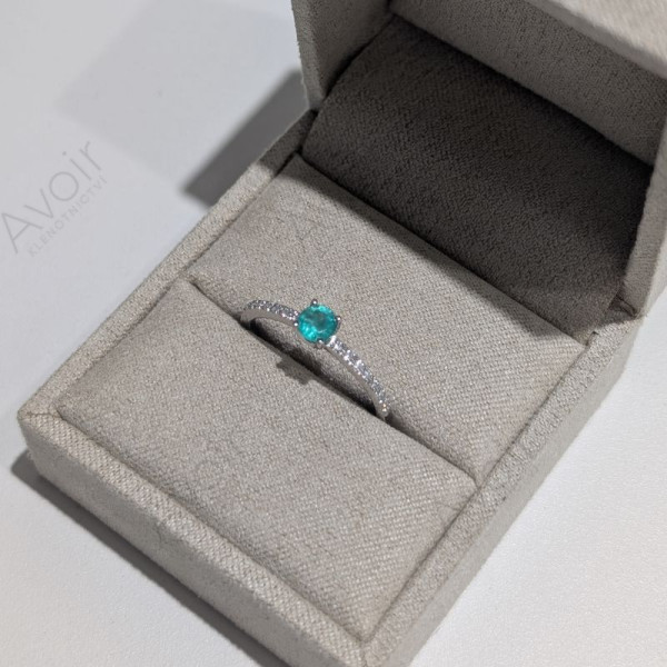 Prsten z bílého zlata s přírodním smaragdem a 16 lab-grown diamanty