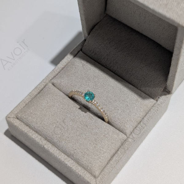 Prsten ze žlutého zlata s přírodním smaragdem a 16 lab-grown diamanty