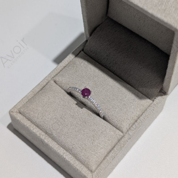 Prsten z bílého zlata s přírodním rubínem a 16 lab-grown diamanty