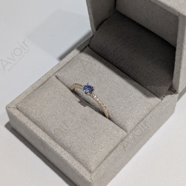 Prsten ze žlutého zlata s přírodním tanzanitem a 16 lab-grown diamanty