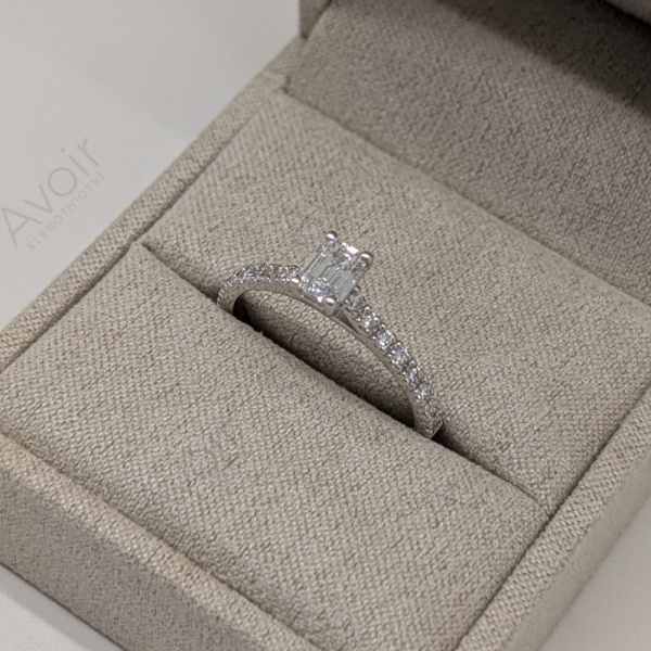 Luxusní zásnubní prsten z bílého zlata s přírodním diamantem ve smaragdovém brusu a 16 brilianty (Katedrála)
