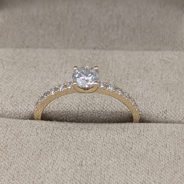 Zásnubní prsten ze žlutého zlata s laboratorními diamanty (0,50 ct + 14 briliantů)