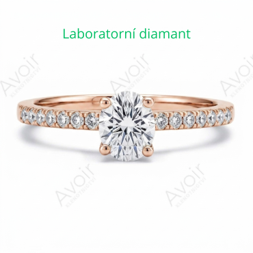 Luxusní prsten z růžového zlata s oválným laboratorním diamantem a bočním osazením