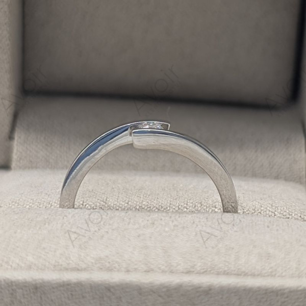 Zásnubní prsten z bílého zlata s přírodním diamantem 0,10 ct – Design dvou linií