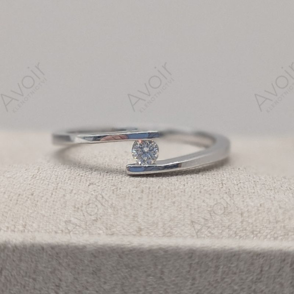 Zásnubní prsten z bílého zlata s přírodním diamantem 0,10 ct – Design dvou linií