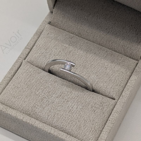 Zásnubní prsten z bílého zlata s přírodním diamantem 0,10 ct – Design dvou linií