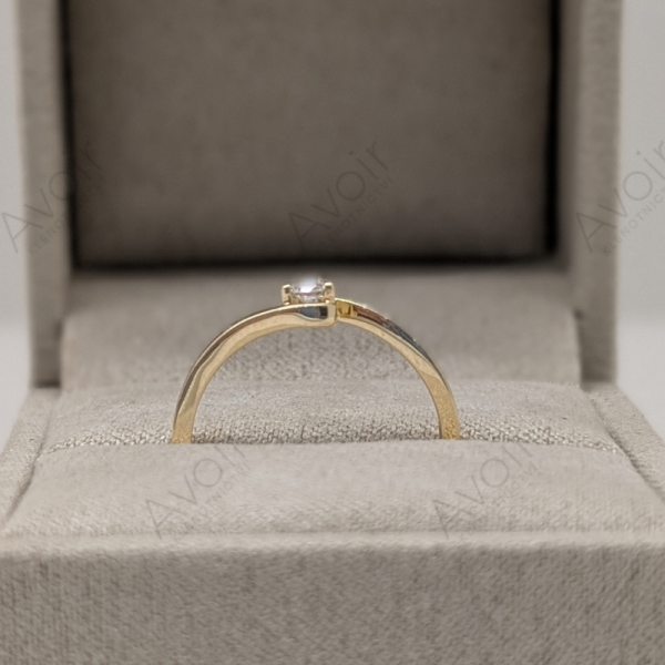 Zásnubní prsten ze žlutého zlata s přírodním diamantem 0,10 ct a zatočeným tělem (3 krapny)