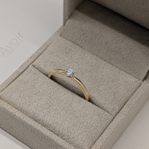 Zásnubní prsten solitér ze žlutého zlata s přírodním diamantem 0,14 ct (6 krapen)