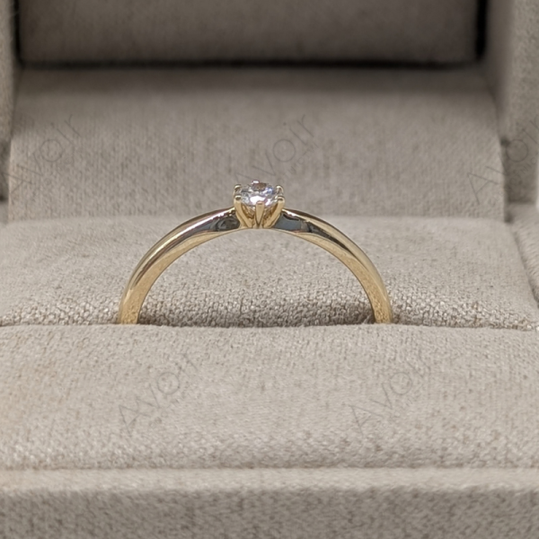 Zásnubní prsten solitér ze žlutého zlata s přírodním diamantem 0,14 ct (6 krapen)