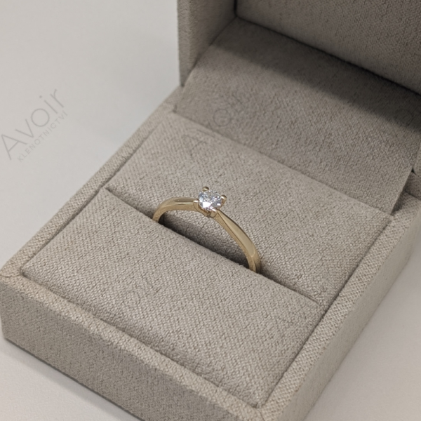 Zásnubní prsten solitér ze žlutého zlata s přírodním diamantem 0,20 ct (4 krapny)