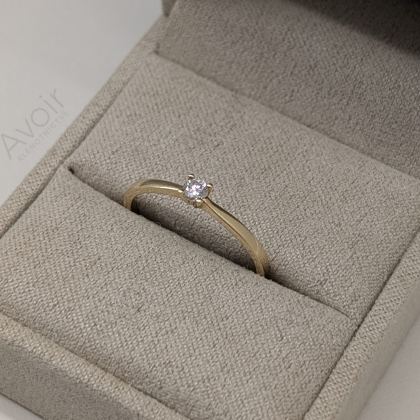 Zásnubní prsten ze žlutého zlata s přírodním diamantem 0,10 ct – Uchycení ve 4 krapnách
