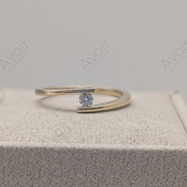 Zásnubní prsten ze žlutého zlata s přírodním diamantem 0,10 ct – Design dvou linií