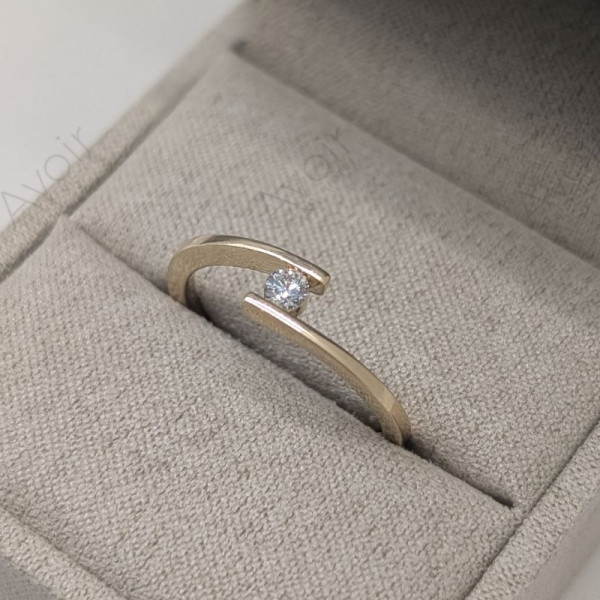 Zásnubní prsten ze žlutého zlata s přírodním diamantem 0,10 ct – Design dvou linií