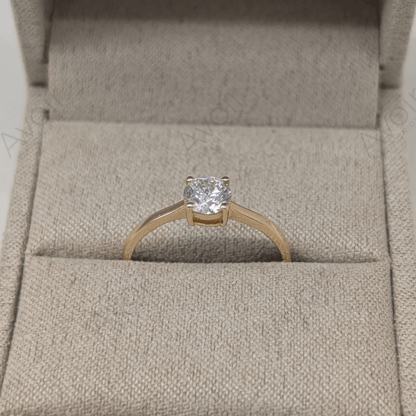 Zásnubní prsten ze žlutého zlata s laboratorním diamantem 0,50 ct – Uchycení ve 4 krapnách